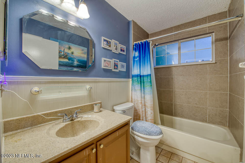 1305 Rushing Drive Orange Park, FL 32065 - Photo 20 of 26 Hall Bath - Curtain Open