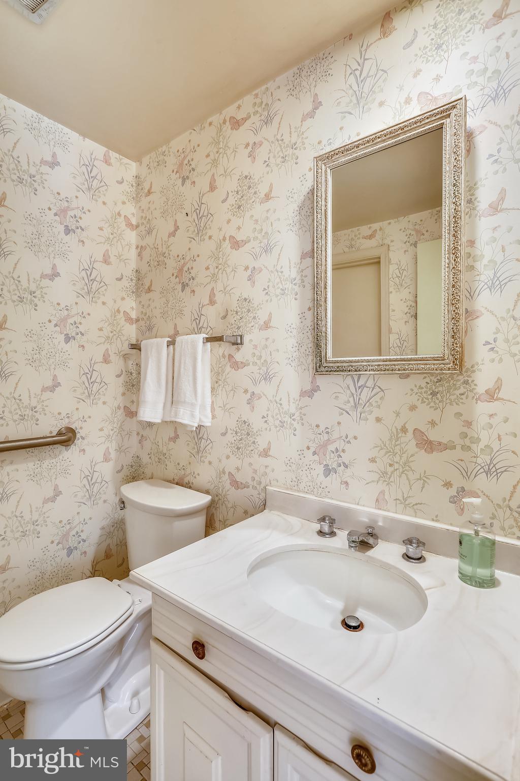 12400 Over Ridge Road Potomac, MD 20854 - Photo 28 of 54 Main level full bath