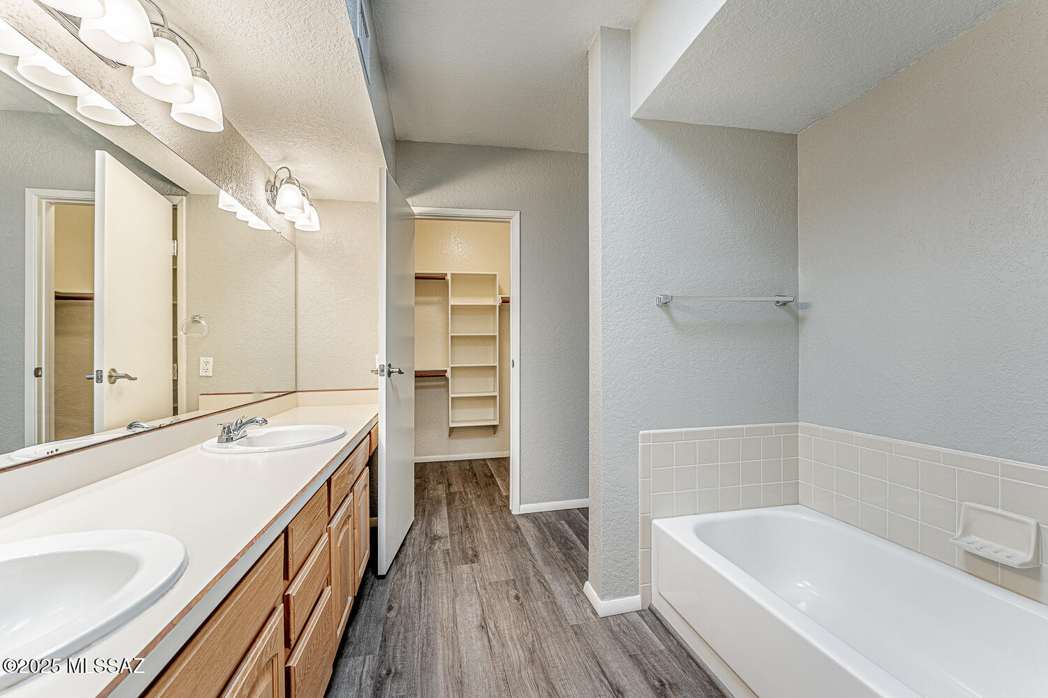 931 West Rio Guaymas Green Valley, AZ 85614 - Photo 27 of 39 a bathroom with a tub a sink and a large mirror