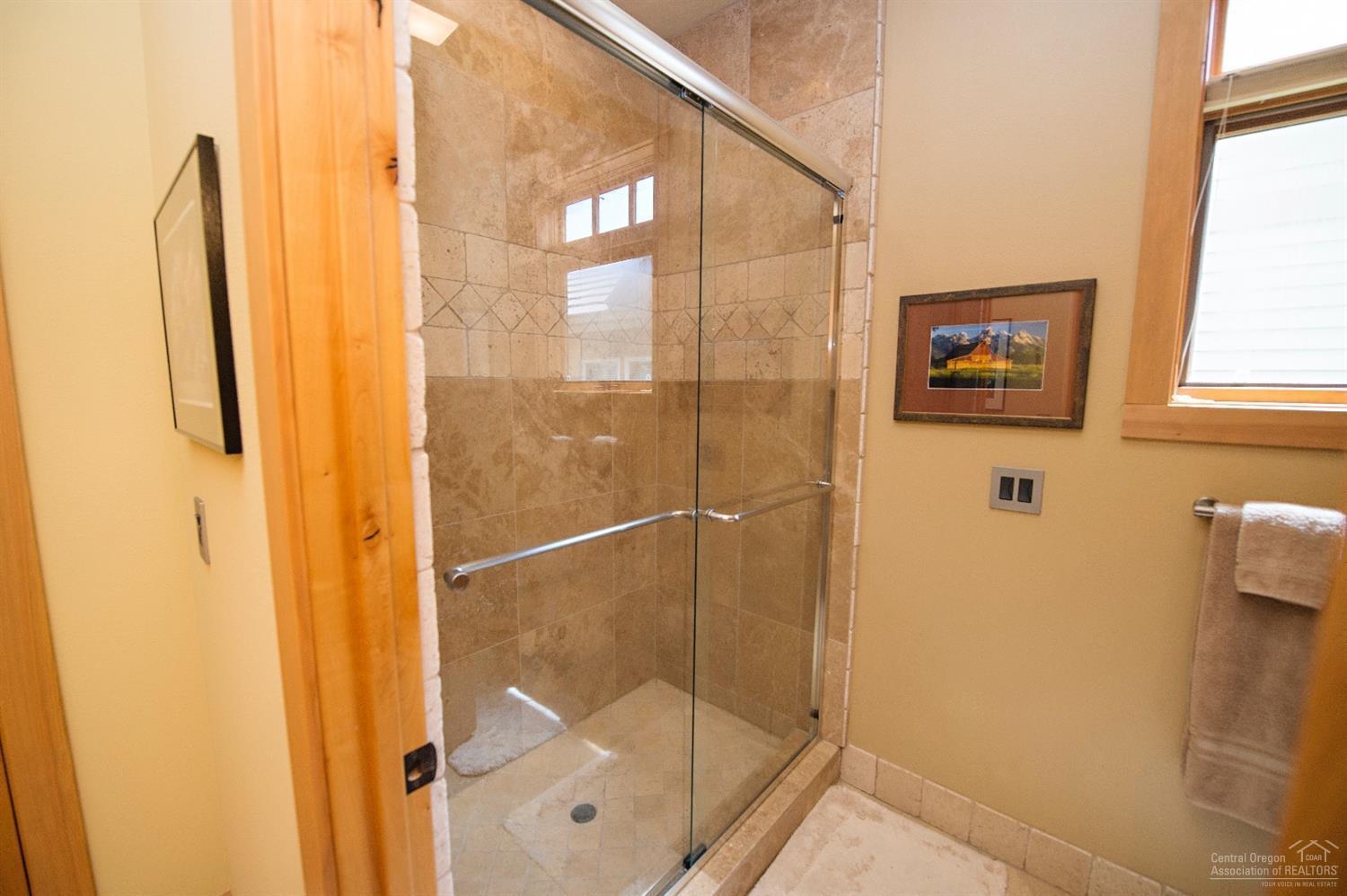 61831 Fall Creek Loop Bend, OR 97702 - Photo 11 of 23 Guest Bathroom