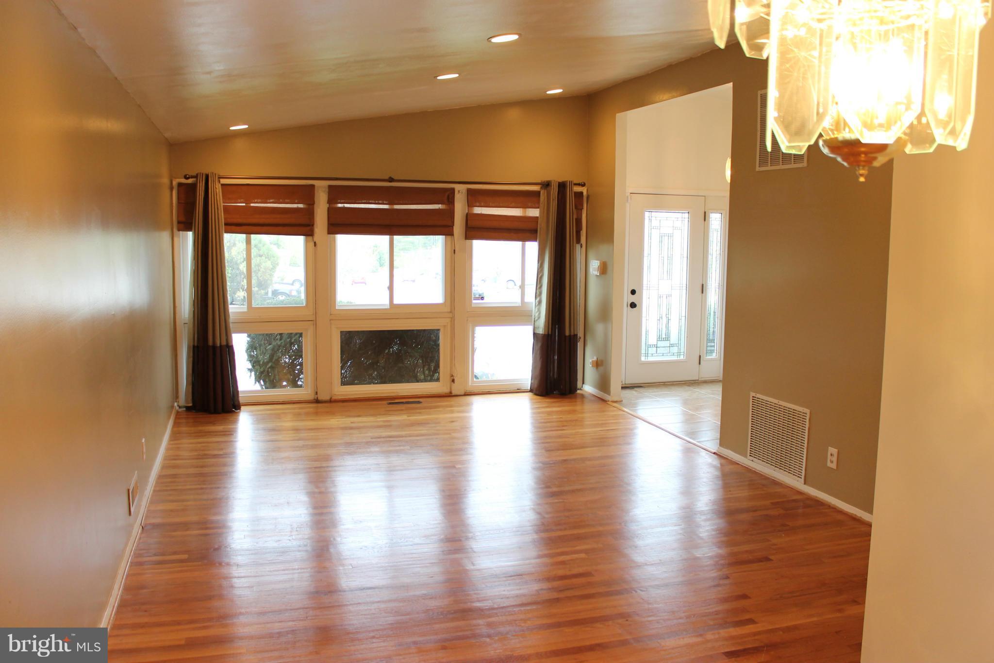 4720 Old Court Road Baltimore, MD 21208 - Photo 3 of 21 Living Room