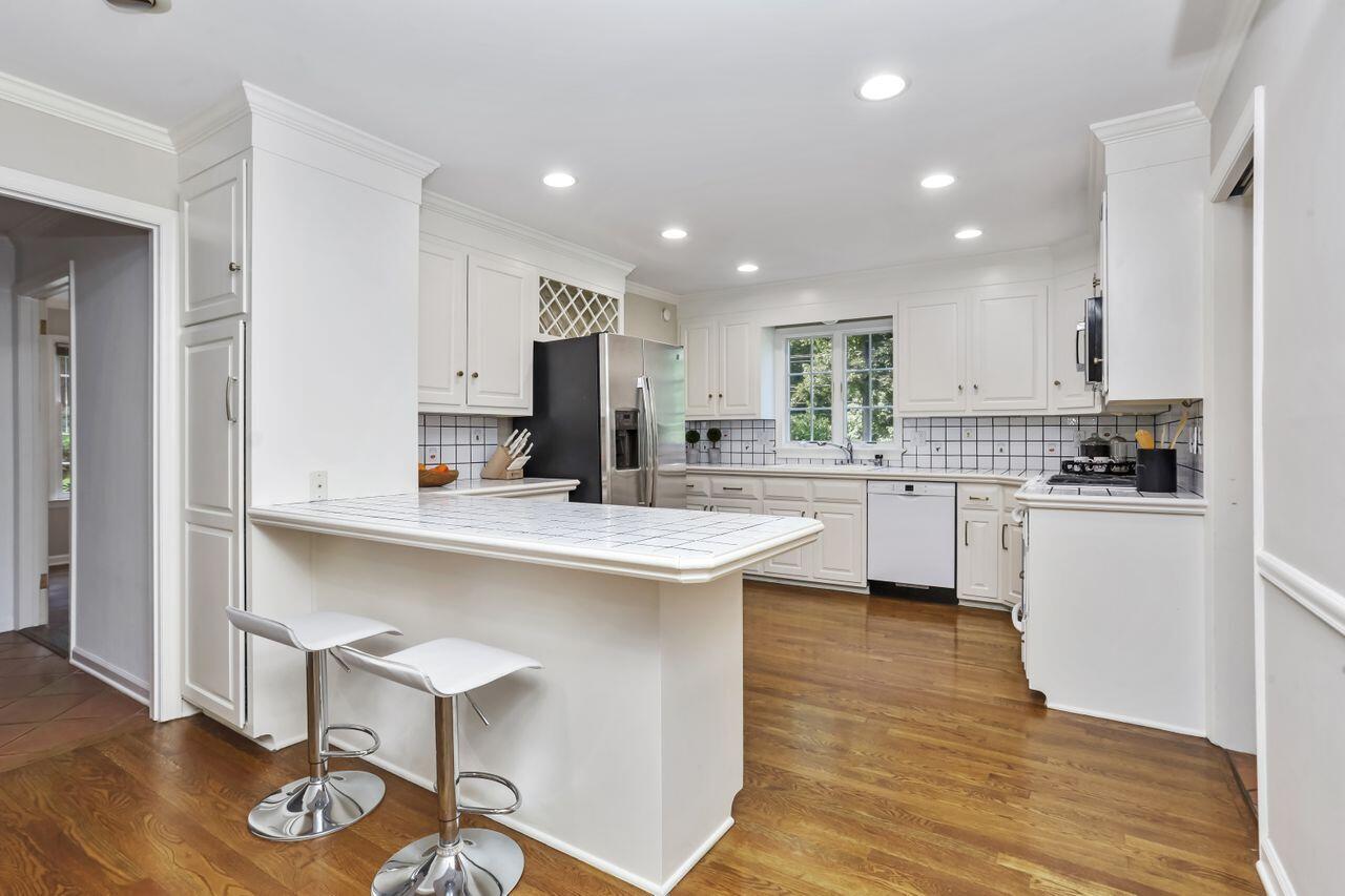 11 Valley Road New Canaan, CT 06840 - Photo 13 of 36 019
