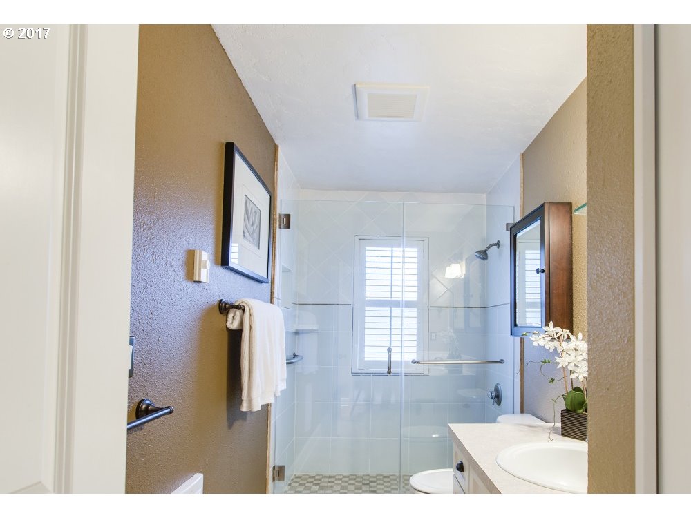 234 Ridgeway Road, Unit 16D Lake Oswego, OR 97034 - Photo 6 of 20 Gallery Image 6