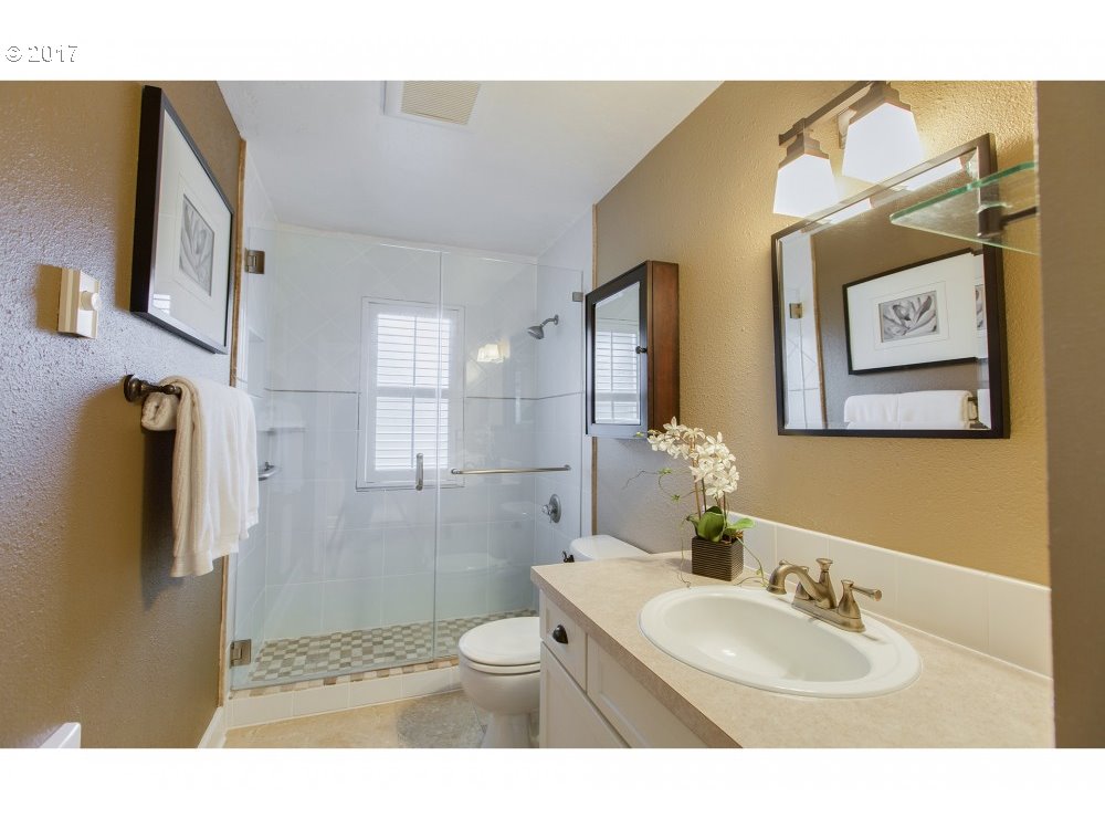 234 Ridgeway Road, Unit 16D Lake Oswego, OR 97034 - Photo 7 of 20 Gallery Image 7