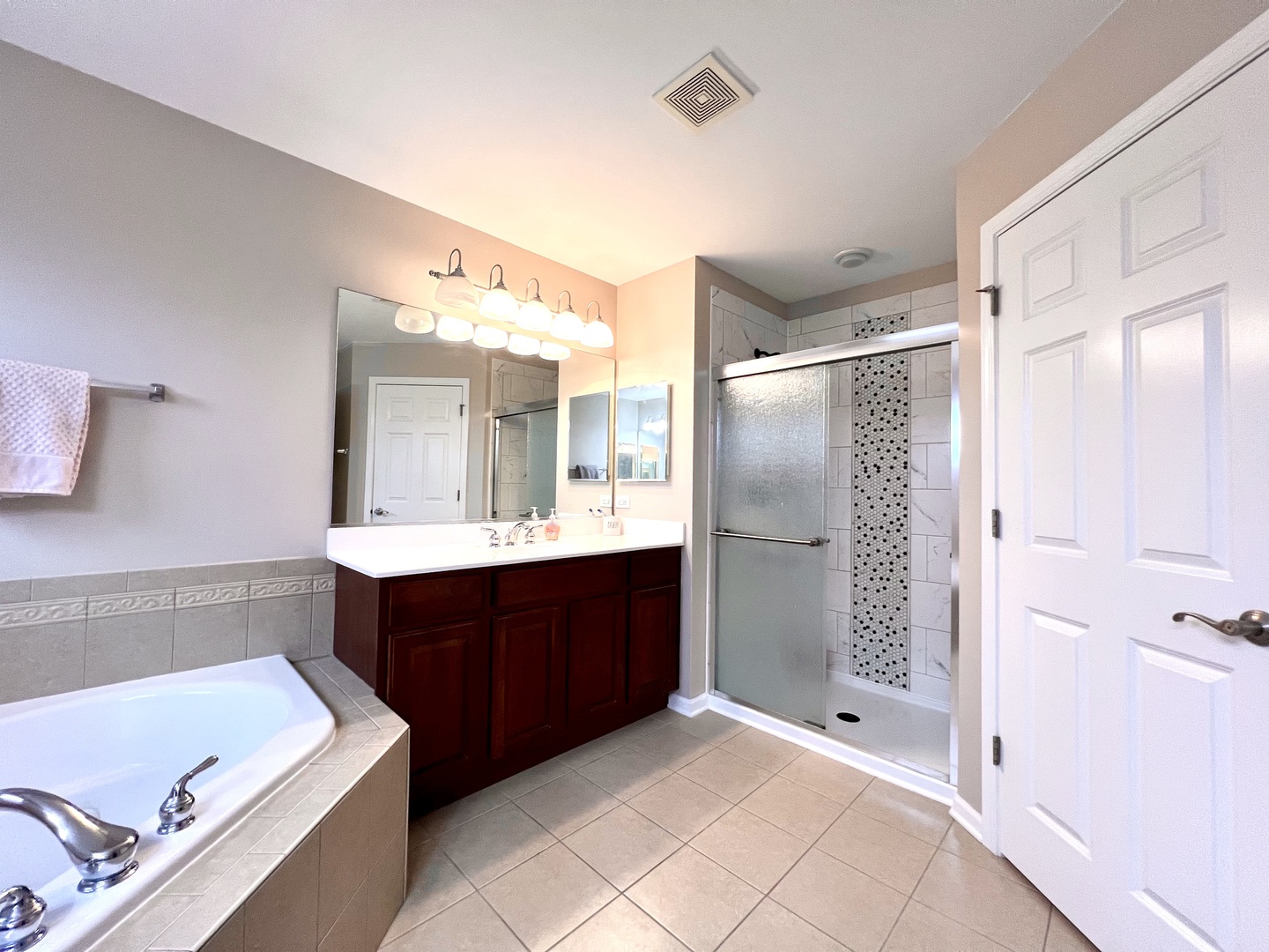 407 Post Oak Circle West Chicago, IL 60185 - Photo 11 of 23 a bathroom with a tub sink shower and mirror