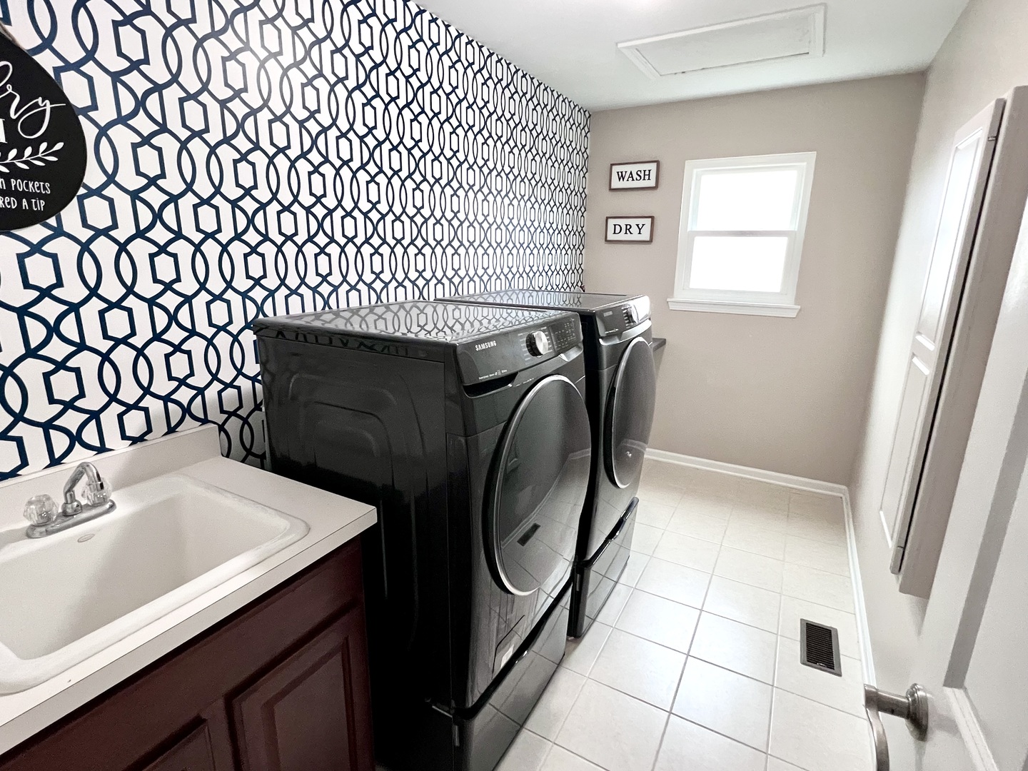407 Post Oak Circle West Chicago, IL 60185 - Photo 19 of 23 a utility room with dryer and washer