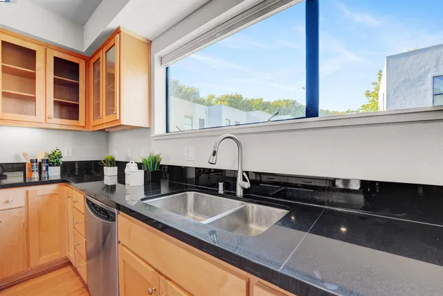 $779,000 | 1220 66th Street, Emeryville, CA 94608