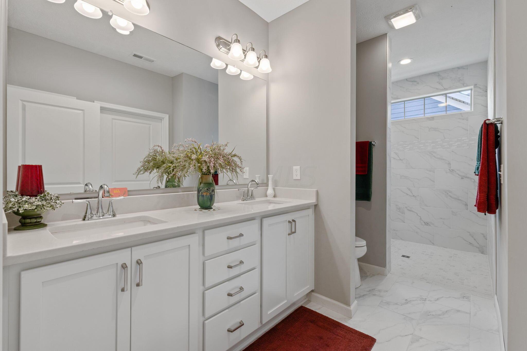 1621 Waterside Drive Circleville, OH 43113 - Photo 29 of 37 Owner's Bathroom