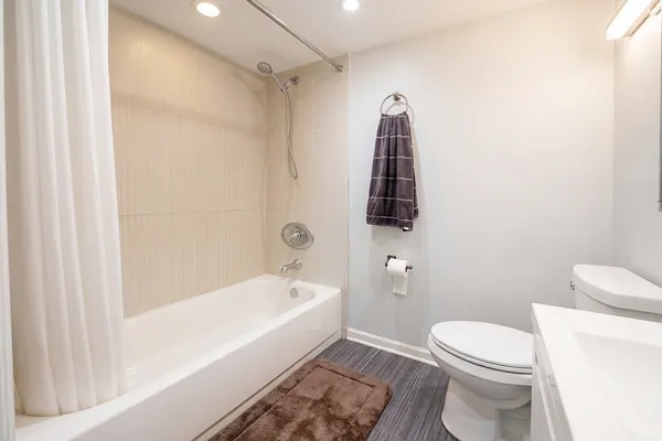 $289,999 | 5500 Lincoln Avenue, Unit 510E, Morton Grove, IL 60053