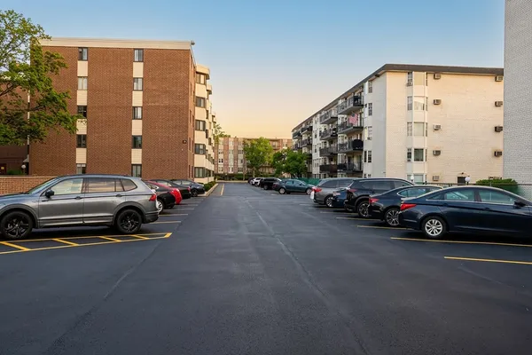 $289,999 | 5500 Lincoln Avenue, Unit 510E, Morton Grove, IL 60053