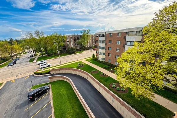 $289,999 | 5500 Lincoln Avenue, Unit 510E, Morton Grove, IL 60053