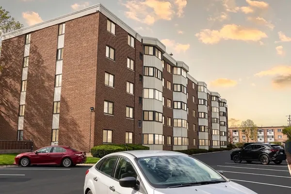 $289,999 | 5500 Lincoln Avenue, Unit 510E, Morton Grove, IL 60053