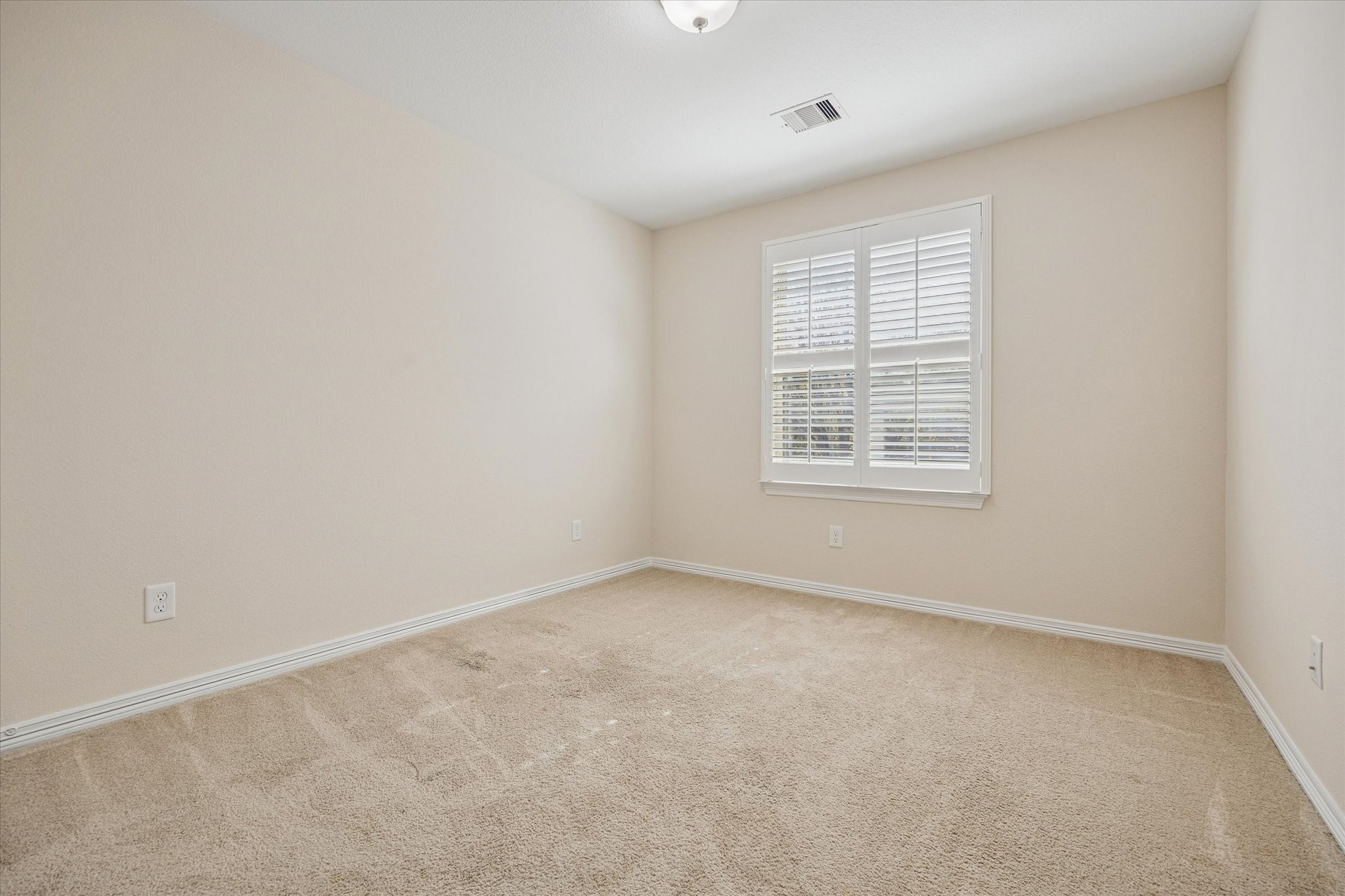 1113 Peden Street, Unit B Houston, TX 77006 - Photo 16 of 19 an empty room with a window