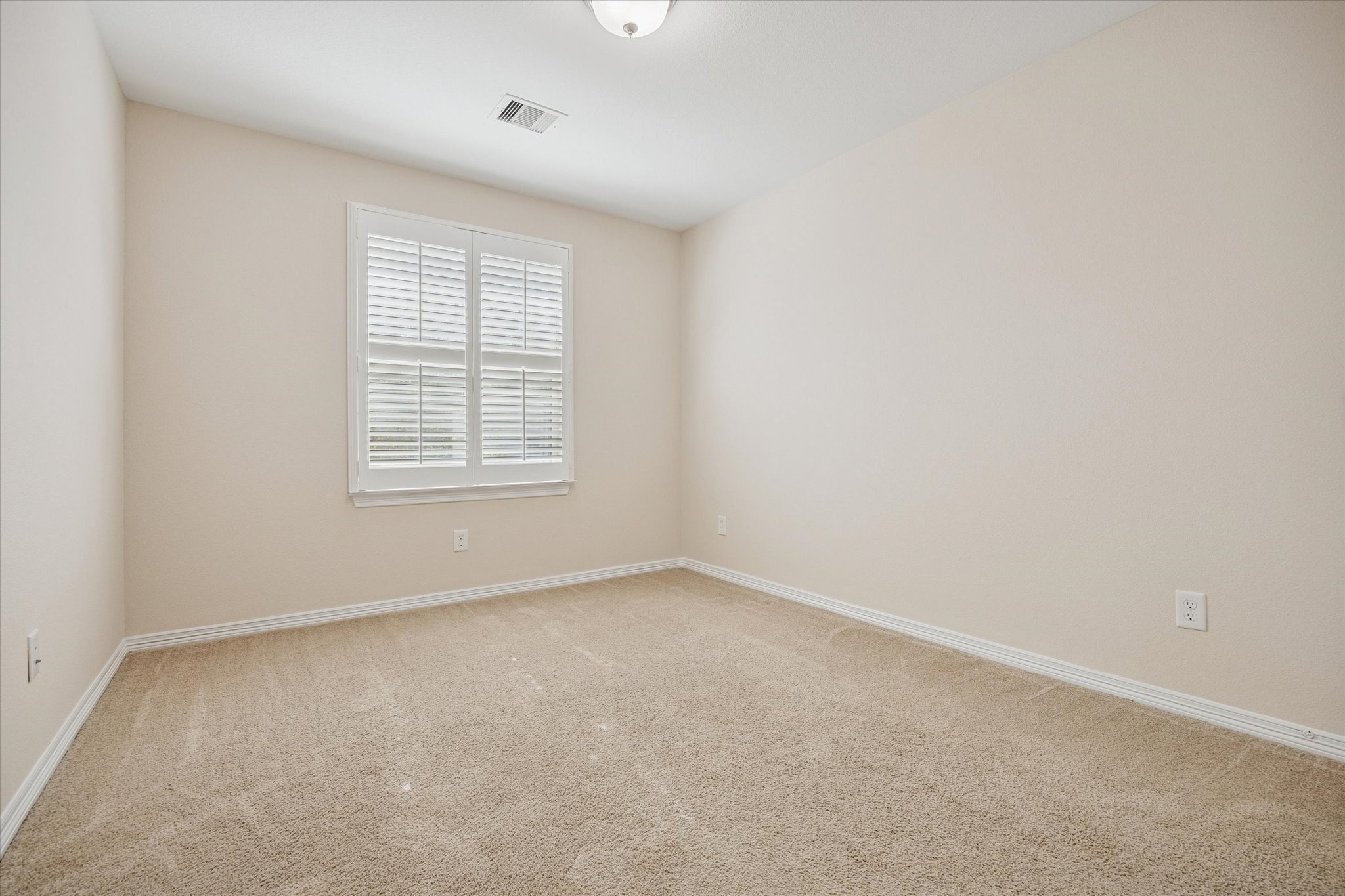 1113 Peden Street, Unit B Houston, TX 77006 - Photo 18 of 19 an empty room with a window