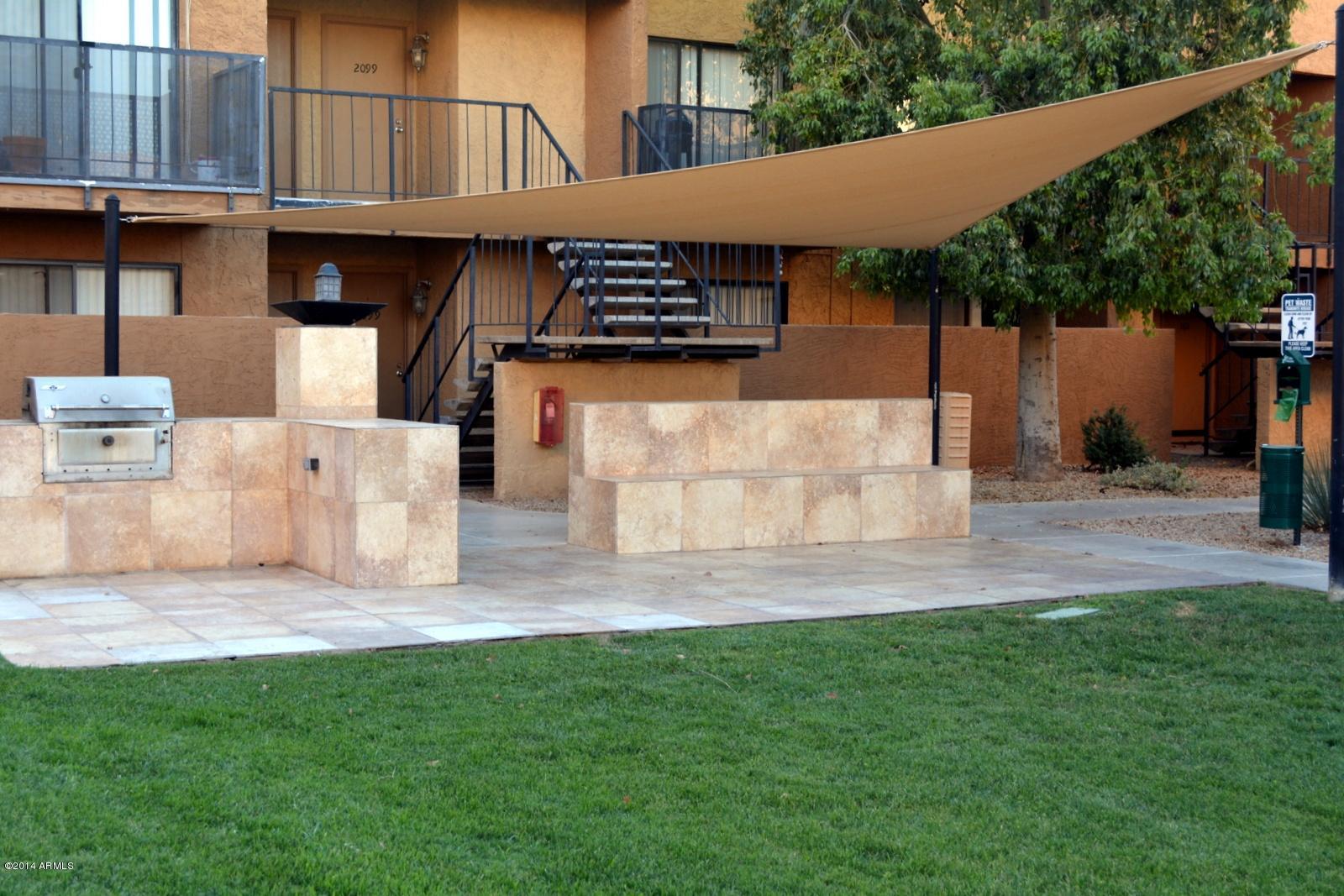 5401 East Thomas Road, Unit 1032 Phoenix, AZ 85018 - Photo 29 of 34 a view of a back yard of the house