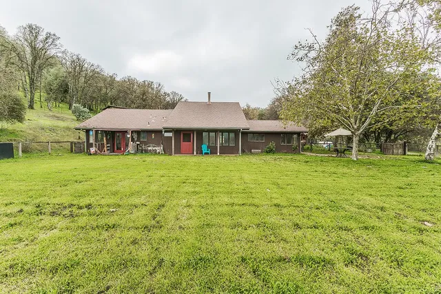 a view of a house with a yard