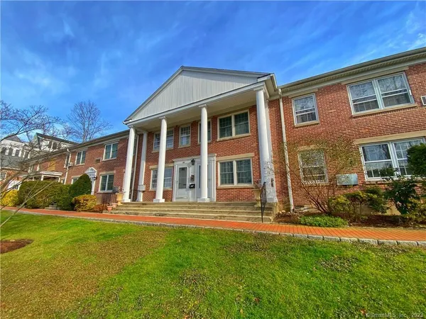 $2,395 | 196 Park Street, Unit 8, New Canaan, CT 06840