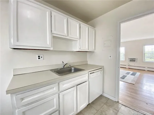 $2,395 | 196 Park Street, Unit 8, New Canaan, CT 06840