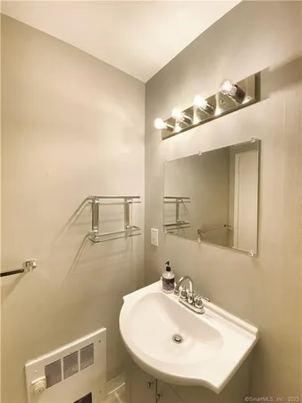 $2,395 | 196 Park Street, Unit 8, New Canaan, CT 06840