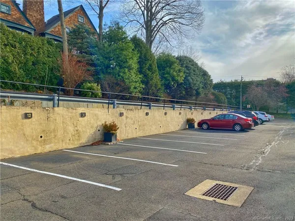 $2,395 | 196 Park Street, Unit 8, New Canaan, CT 06840