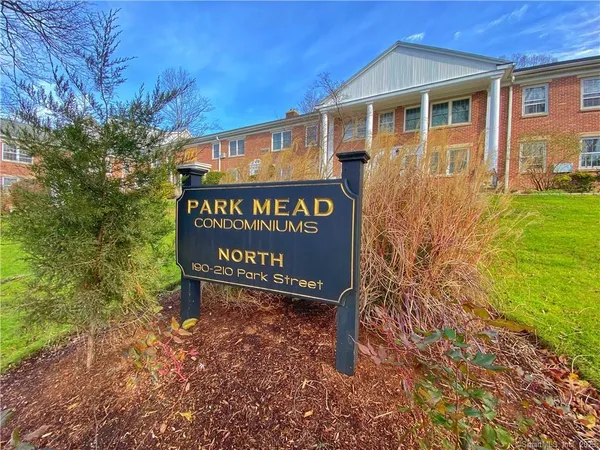 $2,395 | 196 Park Street, Unit 8, New Canaan, CT 06840