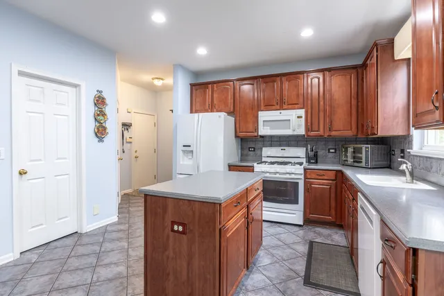 $3,400 | 2566 Rourke Drive, Aurora, IL 60503