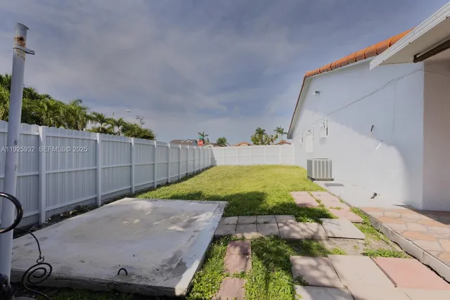 a view of a backyard