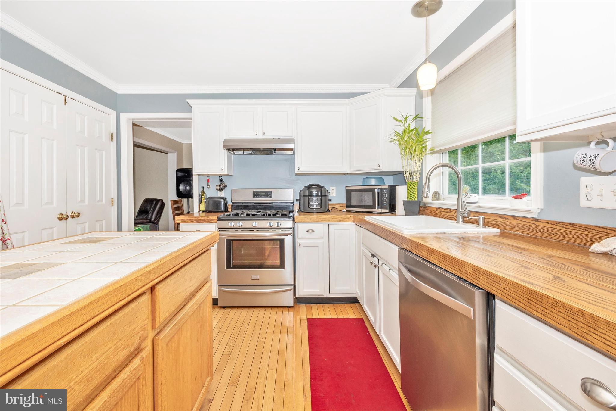 95 Burnside Court Frederick, MD 21702 - Photo 5 of 36 a kitchen with stainless steel appliances granite countertop a sink and cabinets