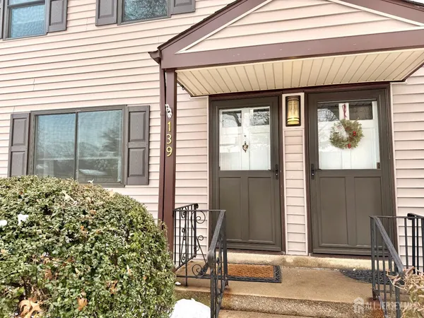 $2,100 | 139 Newman Street, Unit 213D, Metuchen, NJ 08840