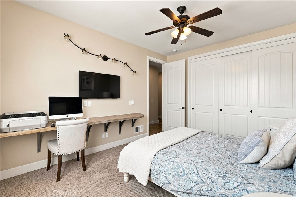 596 Red Cloud Road Paso Robles, CA 93446 - Photo 25 of 48 Guest Room 1 Granite Desk