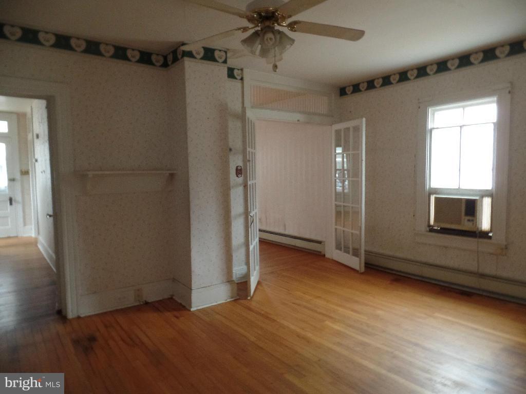210 Maple Avenue Ridgely, MD 21660 - Photo 9 of 12 Living Room