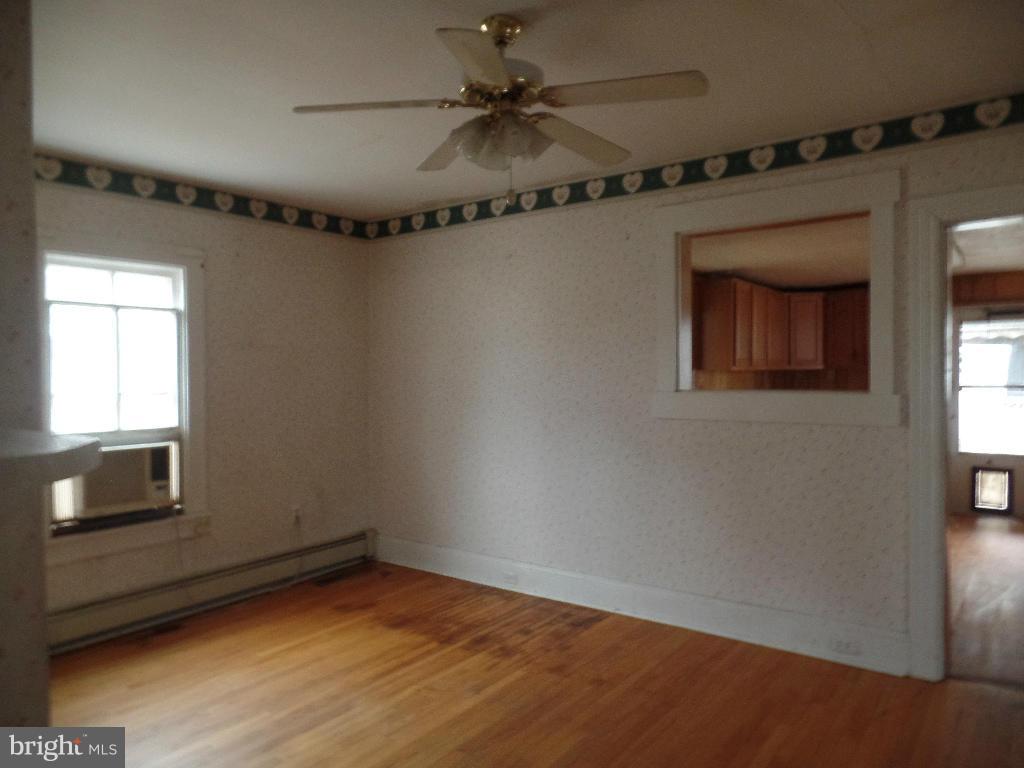 210 Maple Avenue Ridgely, MD 21660 - Photo 10 of 12 Living Room