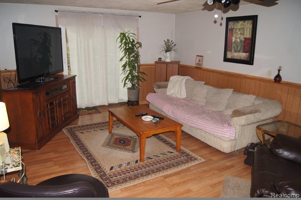 3 245 Miller Lake Rd 006.jpg