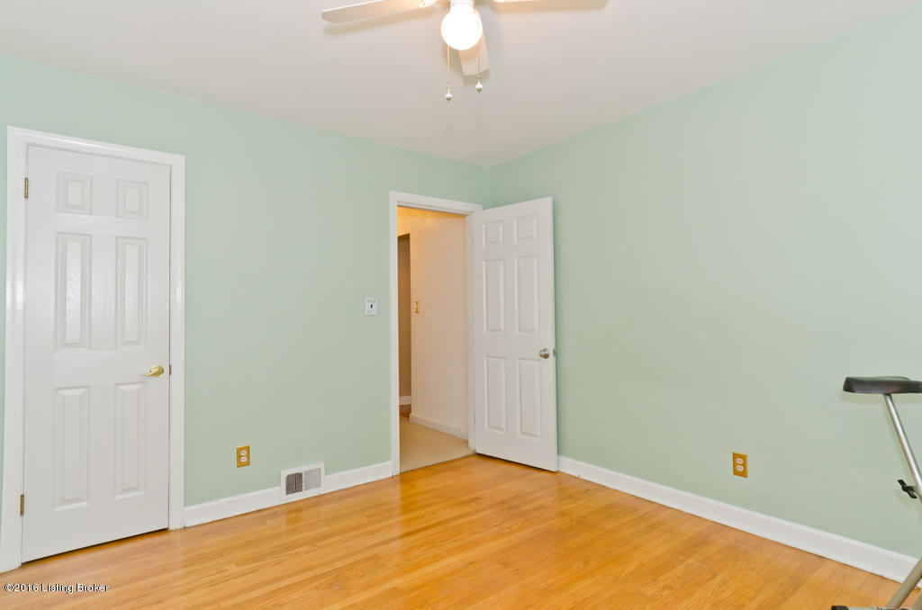911 Southview Road Louisville, KY 40214 - Photo 13 of 41 3DN_5029