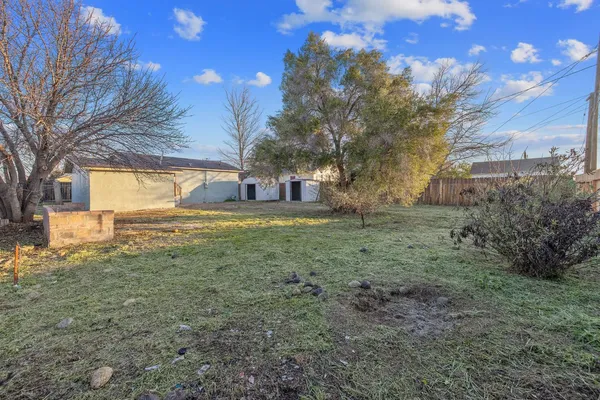 a view of a yard with a house