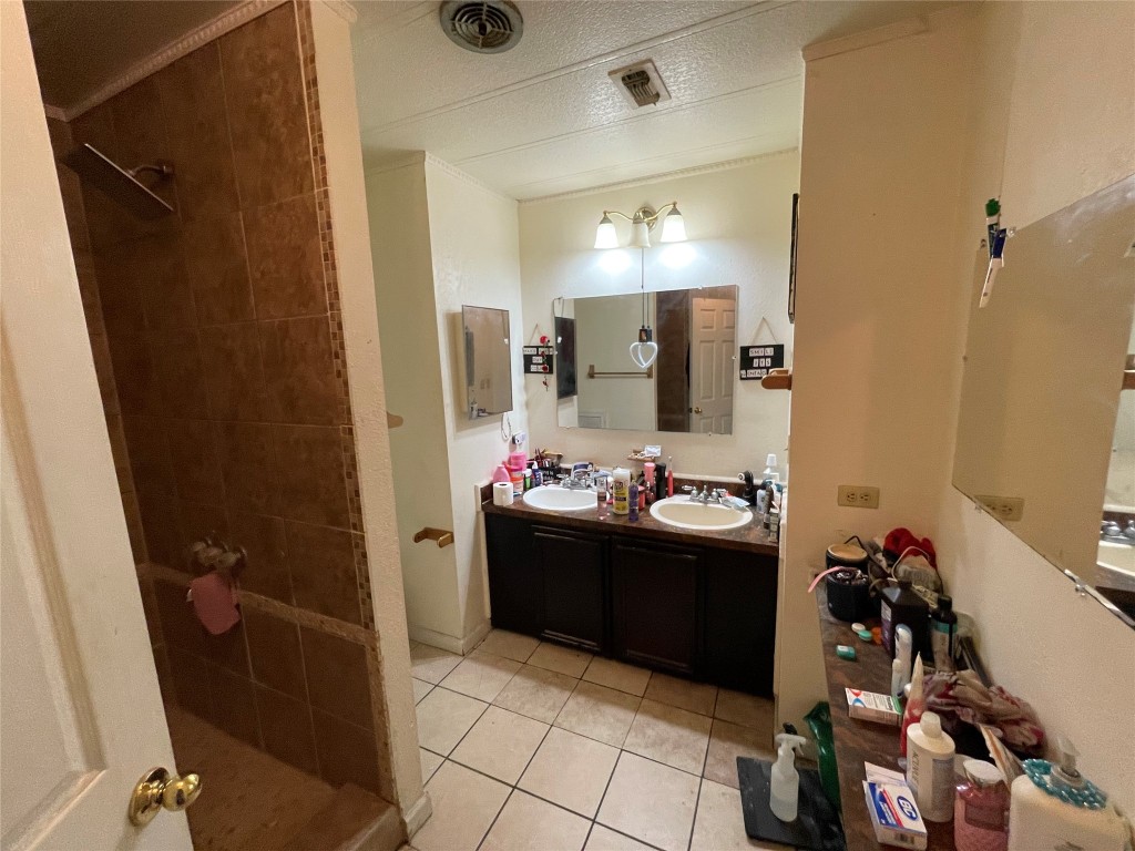 3104 Ricks Road Killeen, TX 76549 - Photo 12 of 15 a view of bathroom with dual sinks