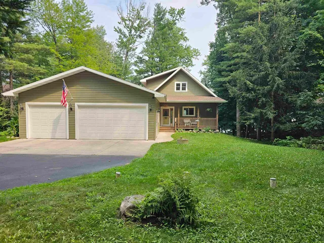 $624,900 | 150 Lake Shore Drive, Iola, WI 54945