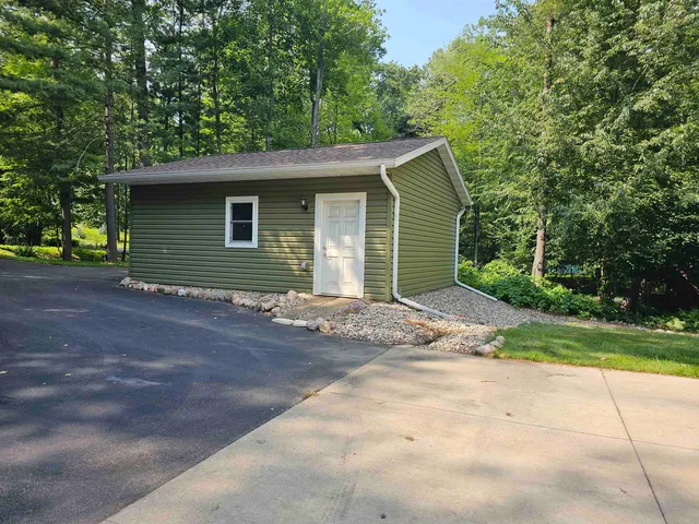 $624,900 | 150 Lake Shore Drive, Iola, WI 54945