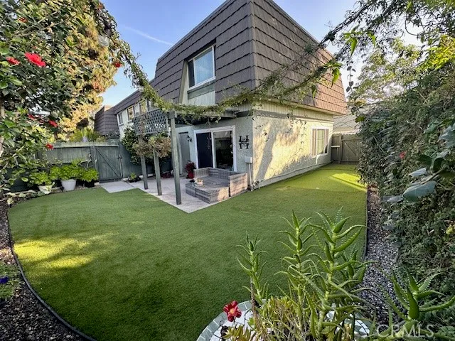 a view of a house with a backyard