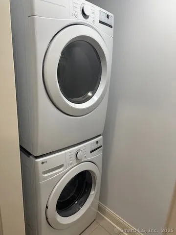 a close up view of a washer and dryer
