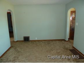 320 Walnut Dawson, IL 62520 - Photo 3 of 12 Gallery Image 3