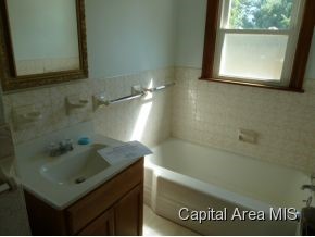 320 Walnut Dawson, IL 62520 - Photo 6 of 12 Gallery Image 6