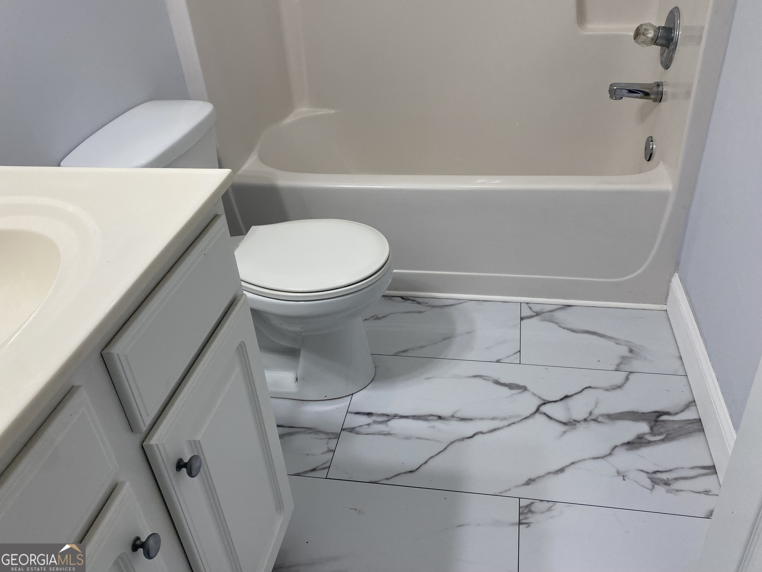 417 Whitehall Road Athens, GA 30605 - Photo 43 of 72 a bathroom with a toilet and a bathtub
