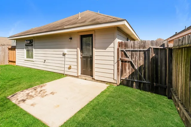 a view of a backyard of the house