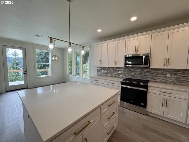 $675,000 | 812 Hawk Drive, Silverton, OR 97381