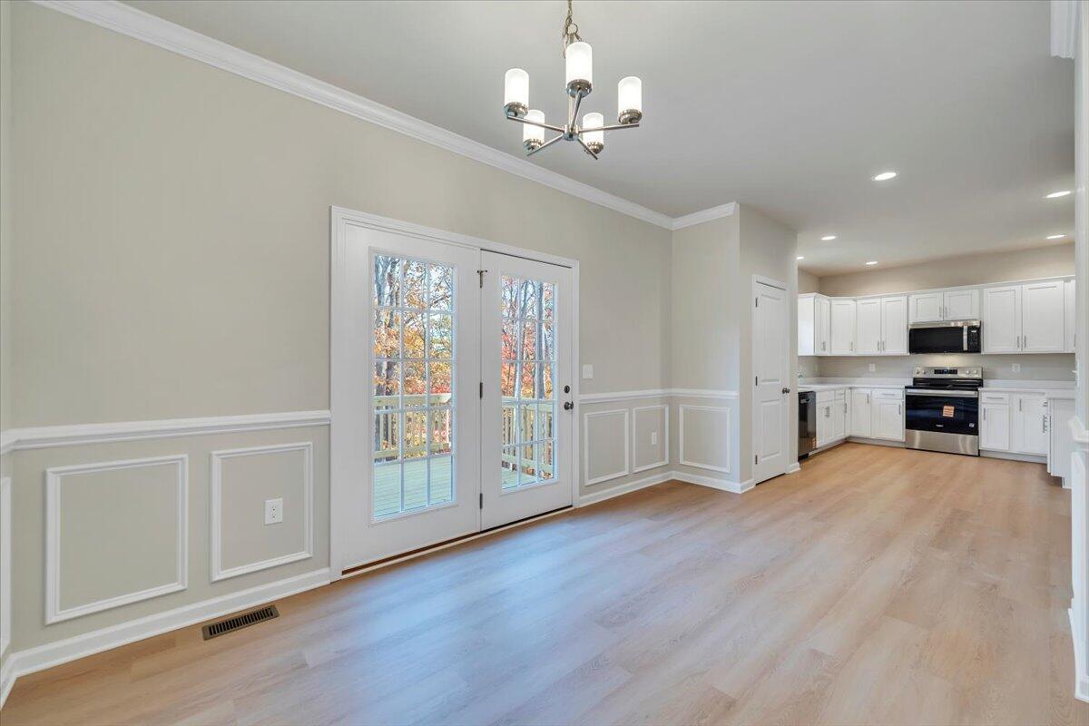 1103 Niagara Road Vinton, VA 24179 - Photo 12 of 25 11. Dining and Deck