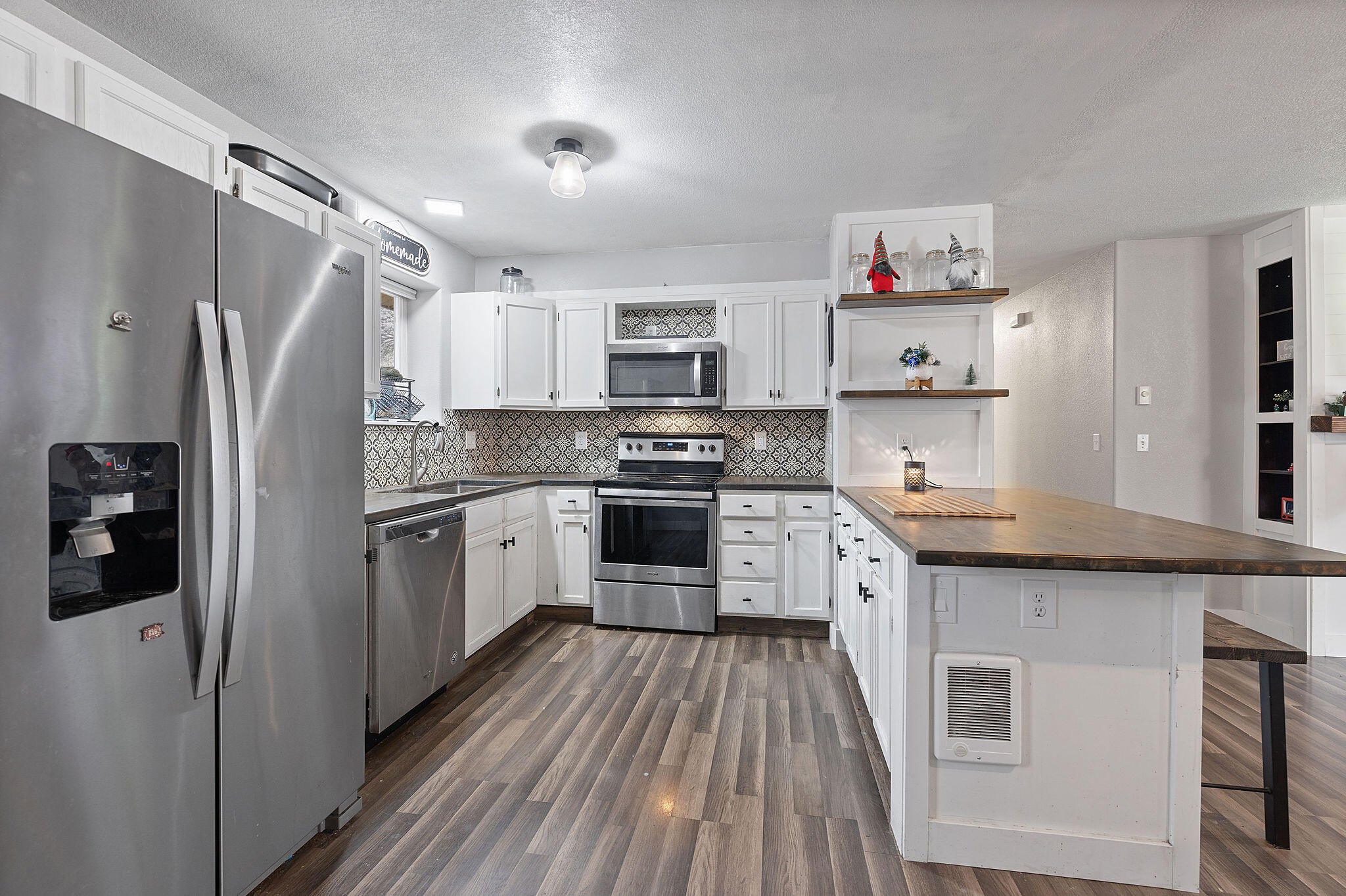 541 Southwest 3rd Street Madras, OR 97741 - Photo 9 of 20 Kitchen with Stainless Appliances