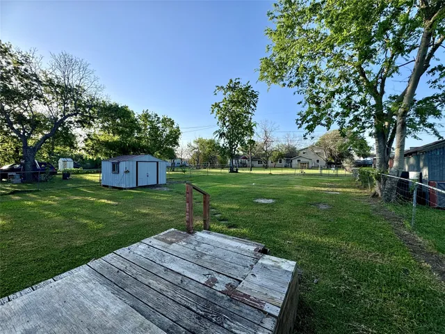 a view of a back yard