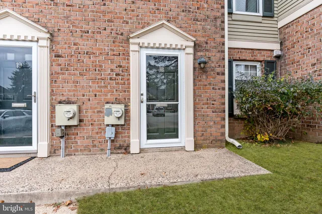 $350,000 | 18 Yorktown Court, Blue Bell, PA 19422
