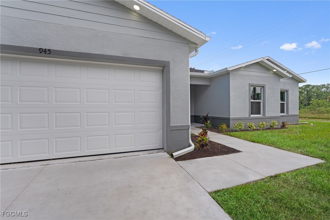 945 Butler Street East Lehigh Acres, FL 33974 - Photo 4 of 34